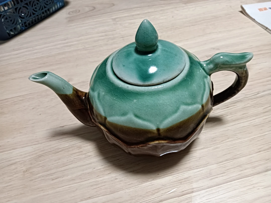 70年代的老酒壶，酱釉色，能装240克左右，可使用放博古架非常漂亮！