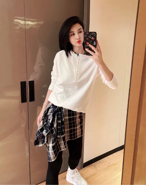 【哝哝服饰】2024欧若风时尚门襟纽扣圆领长袖运动卫衣WY-G0149201