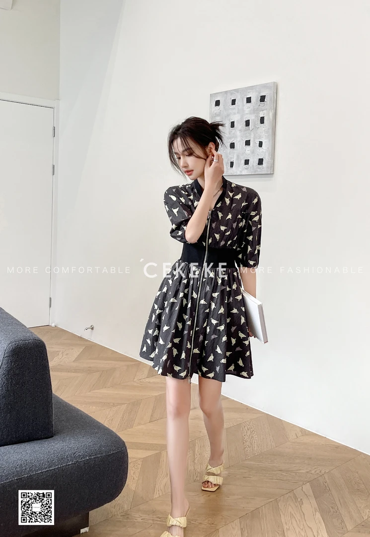 灰底色七分袖连衣裙