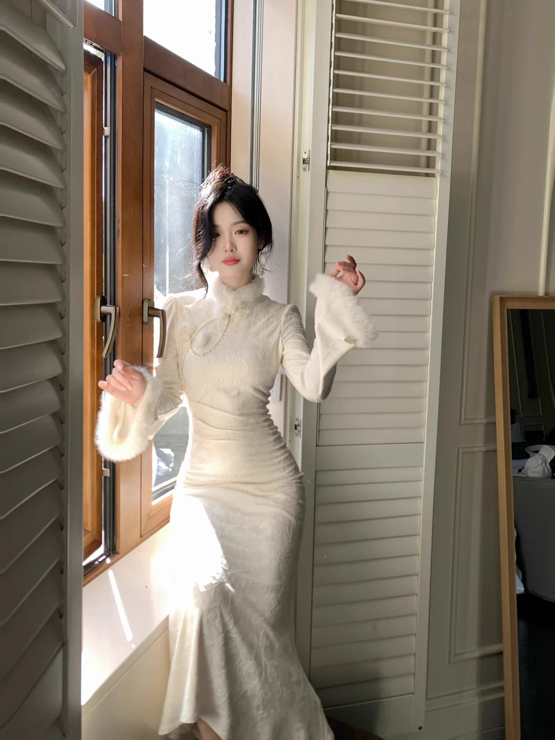 北川雪新中式千金气质毛领提花重工旗袍冬季新款收腰包臀连衣裙女