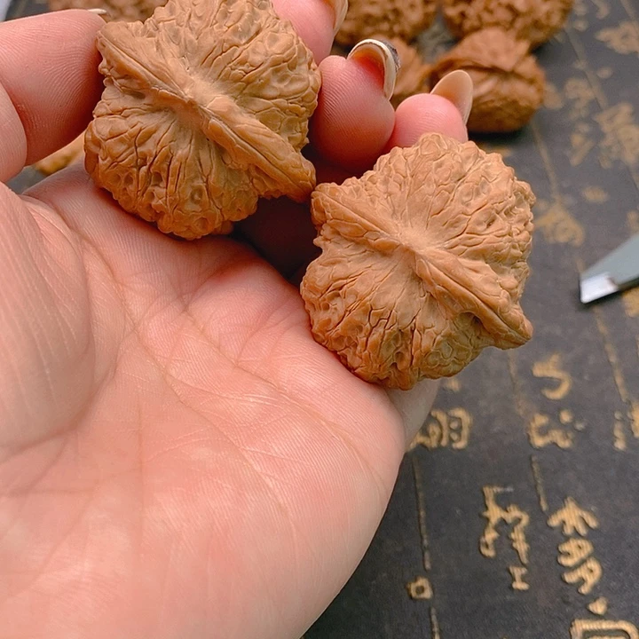文玩核桃吊坠血麒麟42