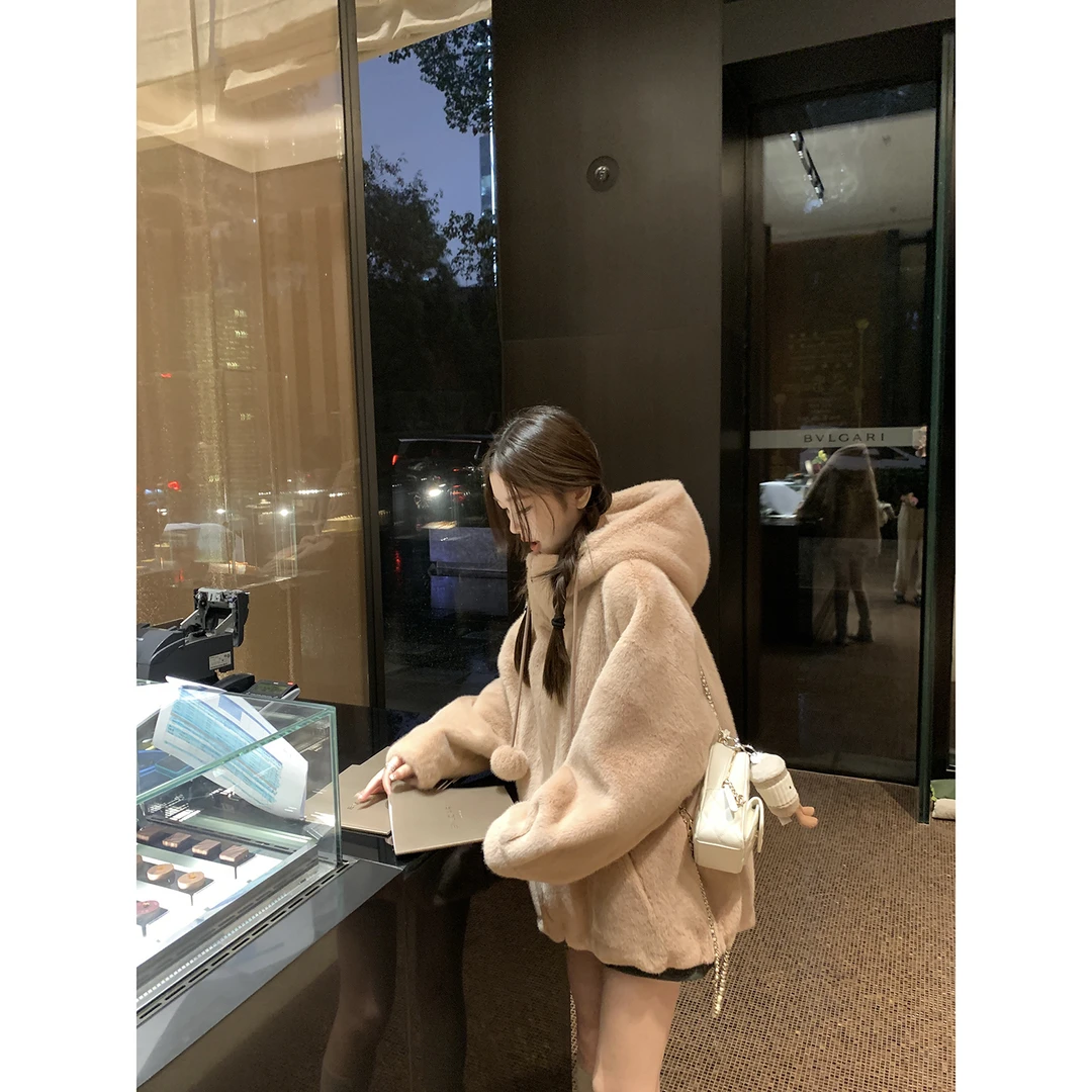 【糯米团子】可可爱爱的球球仿貂毛连帽外套~怎么看都顺眼！AHY