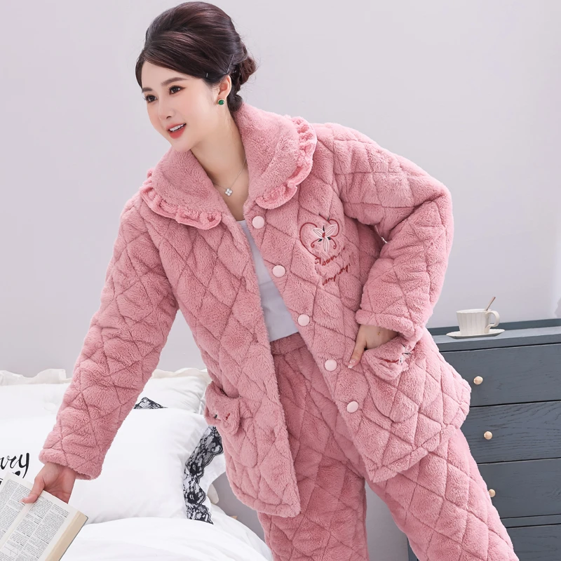 睡衣女冬季加厚加绒珊瑚绒三层夹棉保暖中老年妈妈装家居服秋冬款