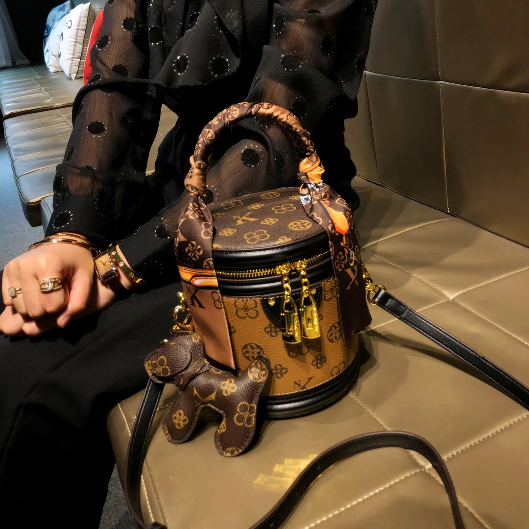 发财桶百搭包包女款爆款2025新款时尚通勤斜挎女包小众多巴胺小包