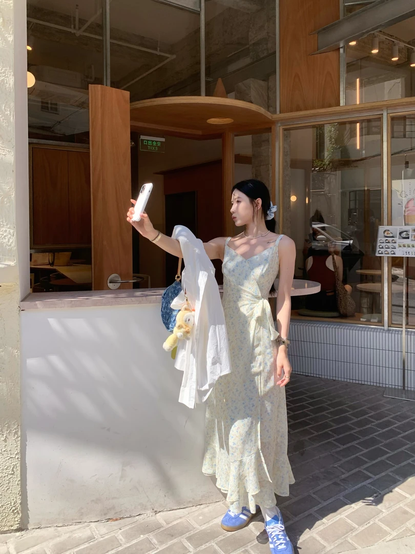 清清款/70不是七十【春纪森系】春夏肌理碎花缩褶绑带吊带连衣裙