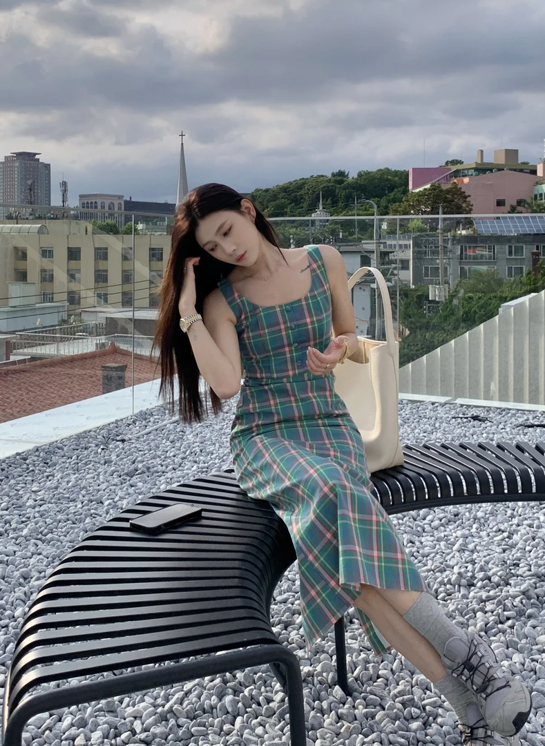 70不是七十【西岛落日】夏季格子梭织背心修身直筒小A摆长款连衣裙