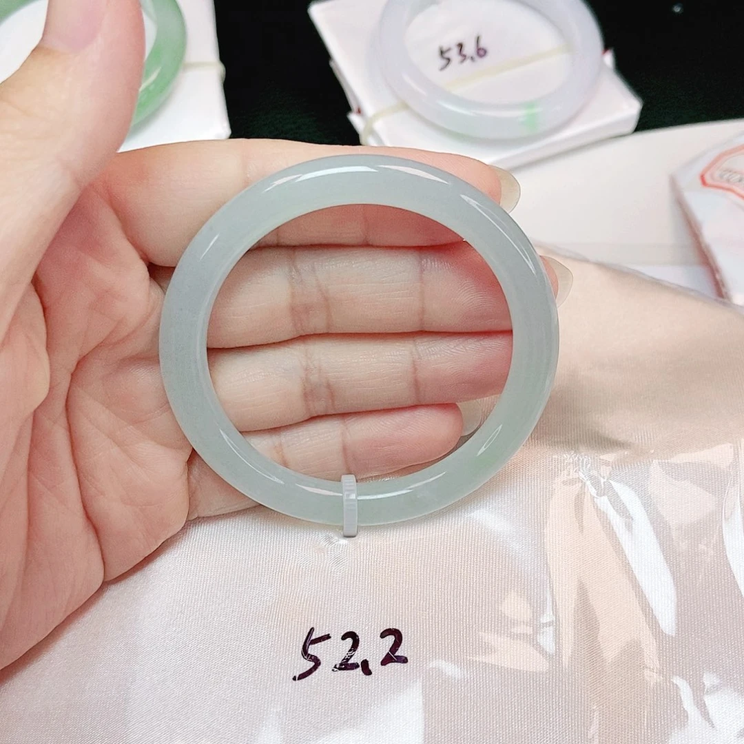 翡翠手镯未镶嵌正圆