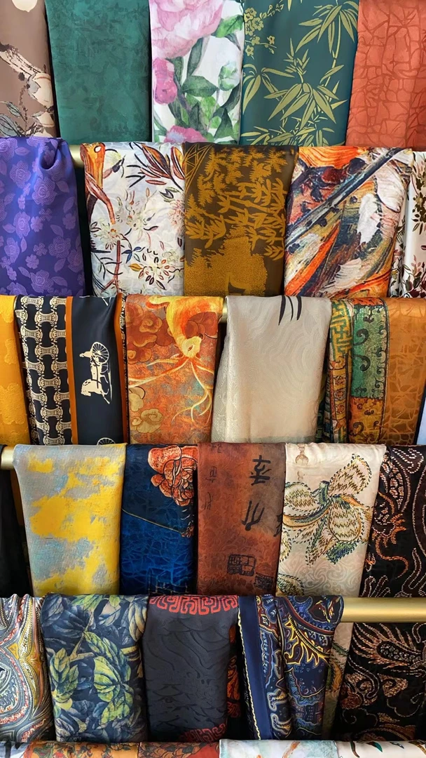 随机精美丝巾一条