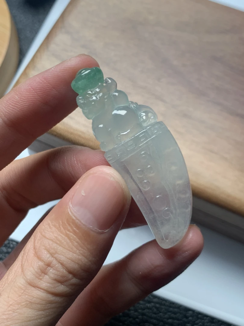 天然缅料a货翡翠冰种俏色龙牙 49.7×17.4×6.2mm