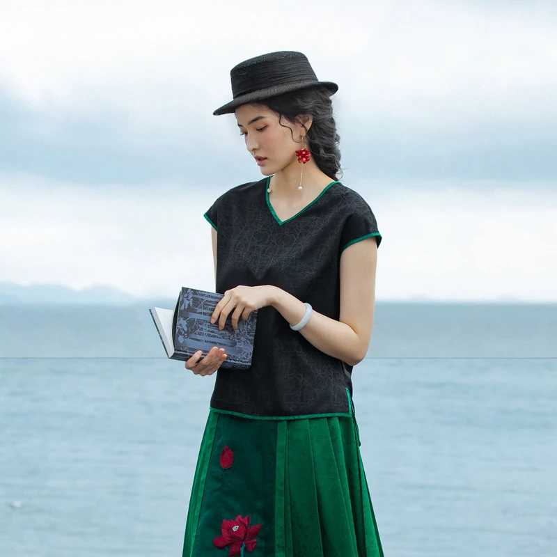 生活在左主2023春夏新品提花宽松时尚百搭衬衣V领上衣1932308女装