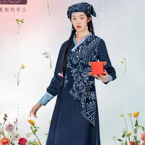 生活在左蓝印花布系列新品复古国风交襟V领连衣裙1921051服装古装