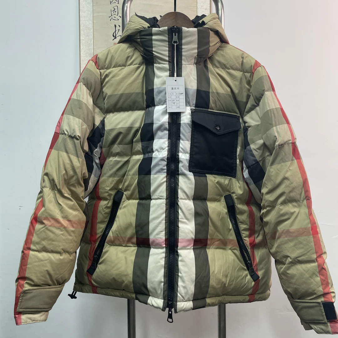 Burberry巴宝莉双面羽绒服 H0805 尺码：L 衣长74 胸围64