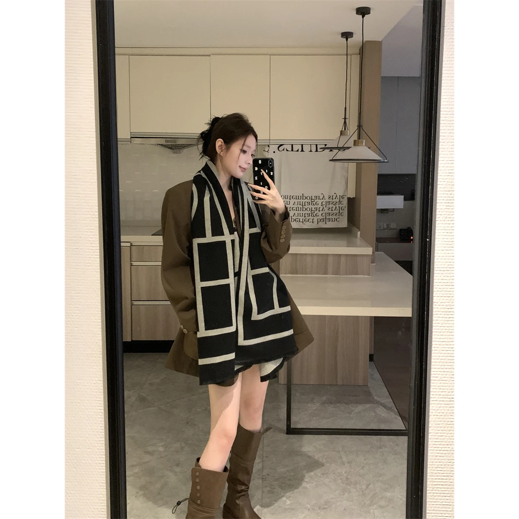 2024新款围巾女冬季高级感黑色几何线条仿羊绒外搭披肩保暖围脖