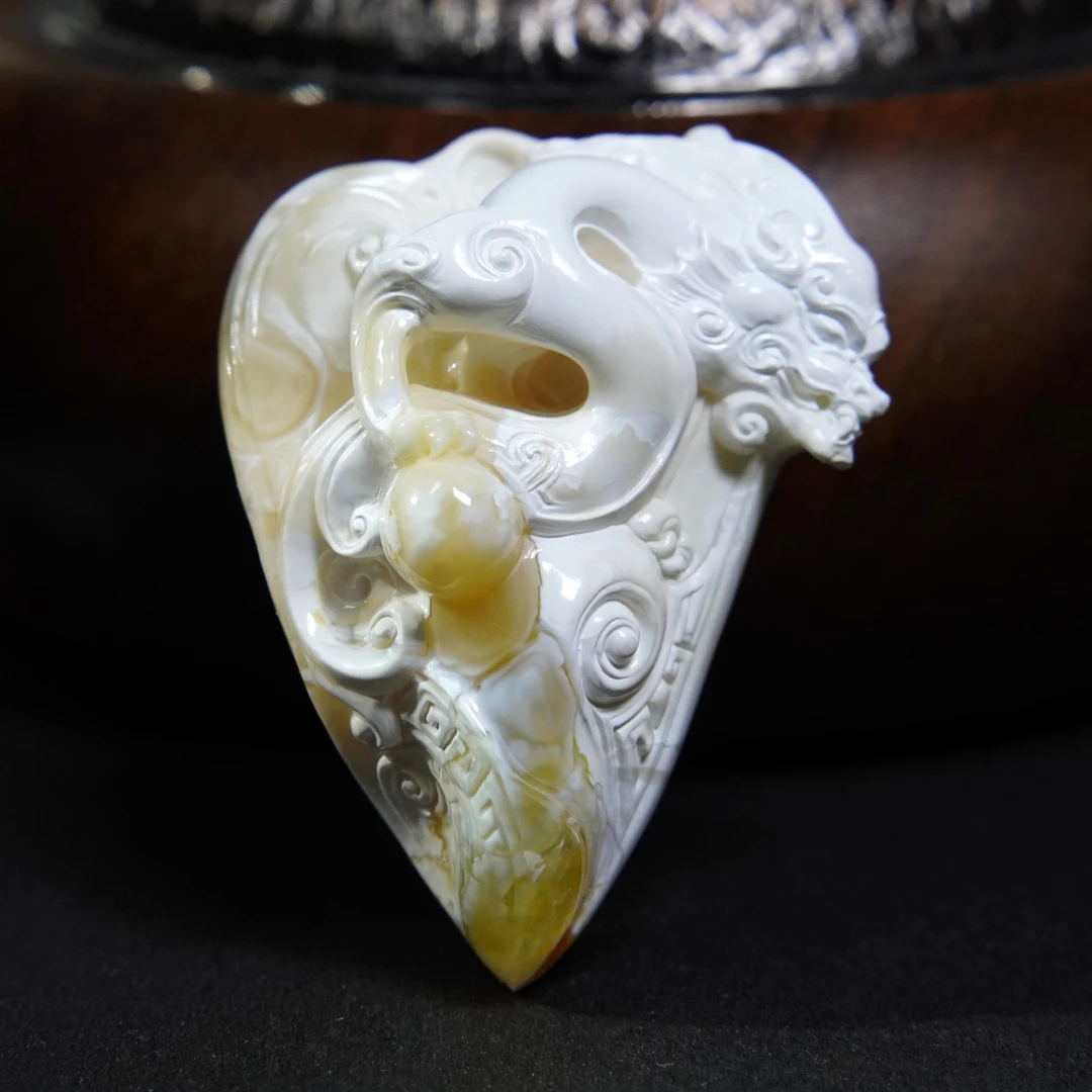 【耀今·仿古螭龙】(47x35x19mm·10.8g)油漆白蜜蜡肖时清大师作品
