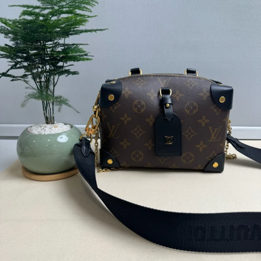 95新 LouisVuitton/路易威登 纯芯片八角盒子包 秀款软盒子黑肩带
