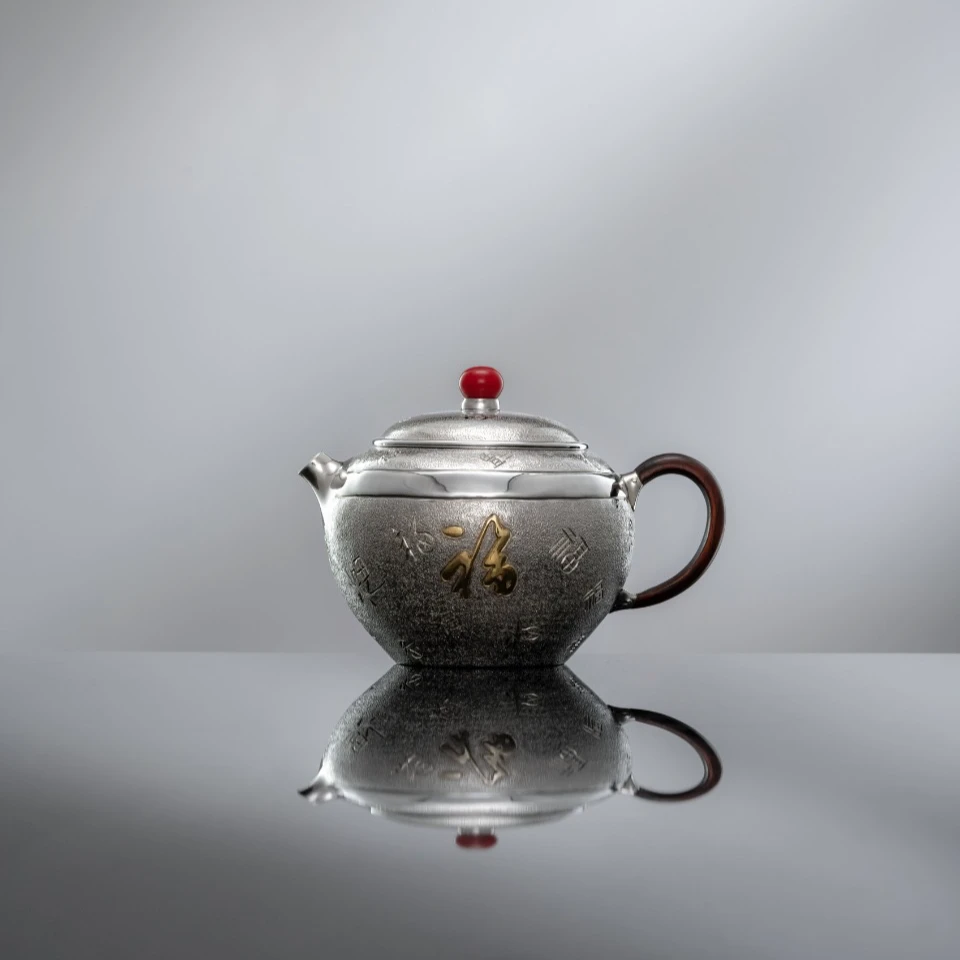 呆坐 | 整敲雪花纹繁刻嵌金万福金安鼓壶 容量 : 170ml 银