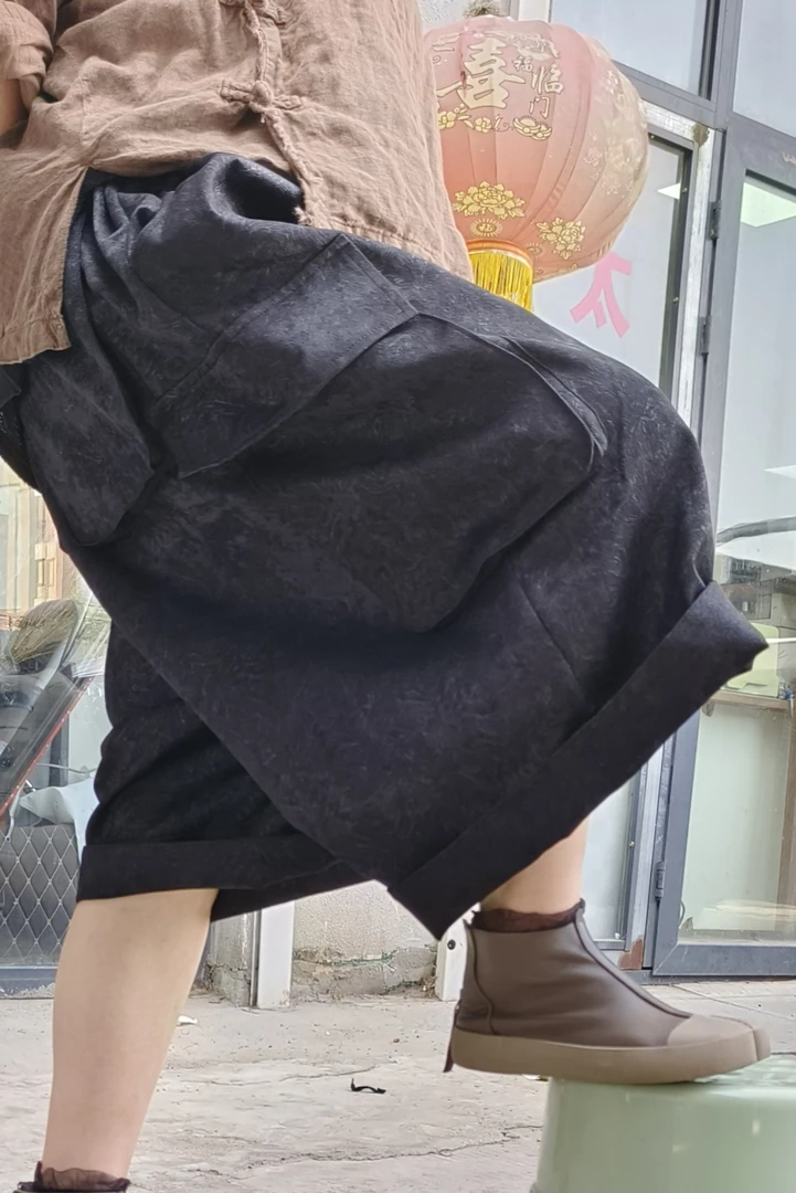 黑色单层压花阔腿九分裤子
