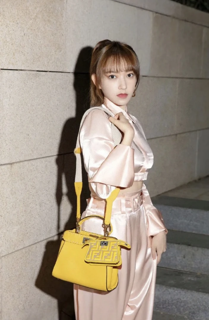 Fendi/芬迪/粉色缎面短款长袖衬衣 42码 全新带吊 GM000752