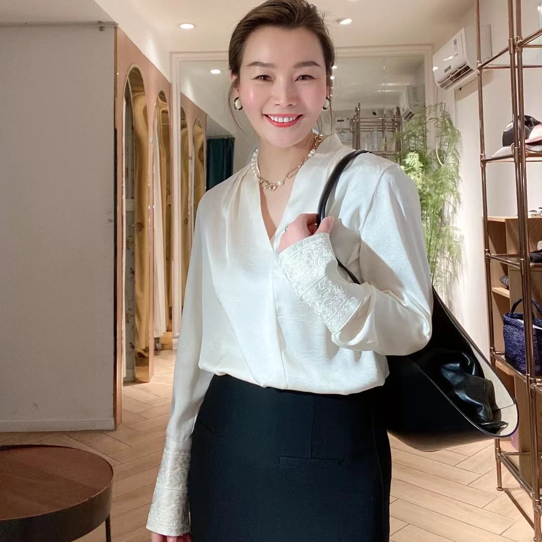 2024年豆豆精选8067袖口刺绣V领小衫   气质长袖轻奢时尚百搭小众