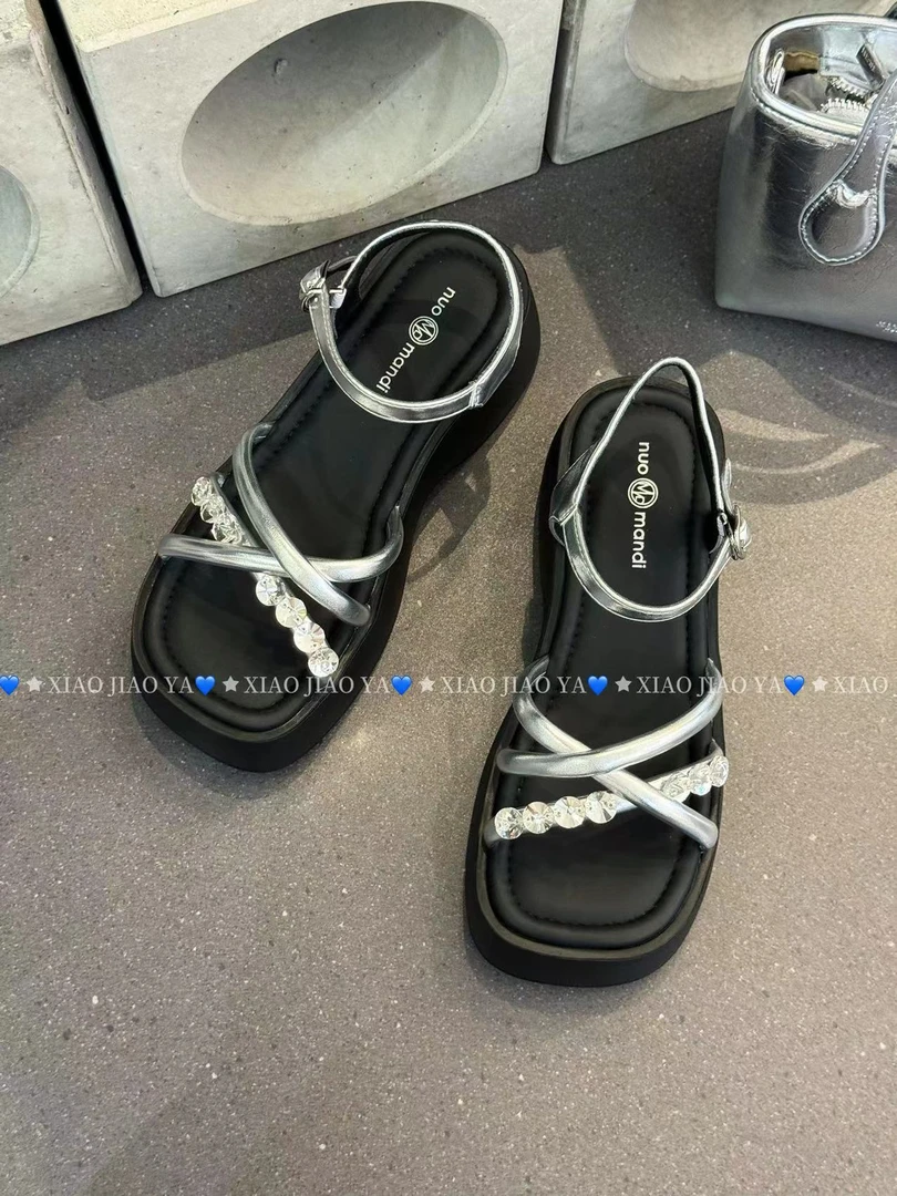 现现XIAOJIAOYA【坡跟凉鞋】精致水钻厚底坡跟百搭方头凉鞋”（跟高7）