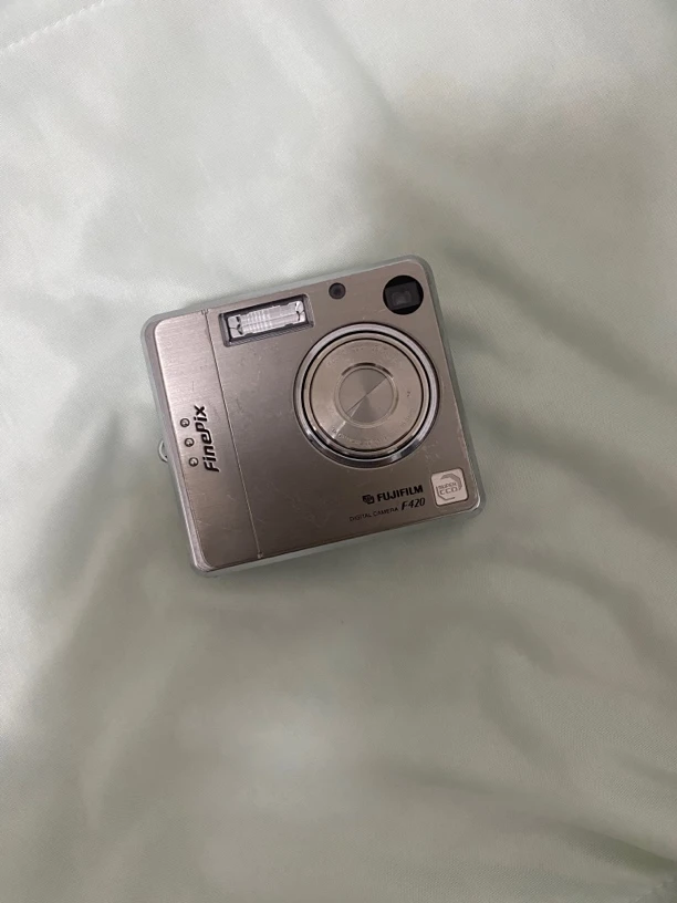 9新 Fujifilm/富士 f420银色复古胶片感ccd相机(送xd卡)