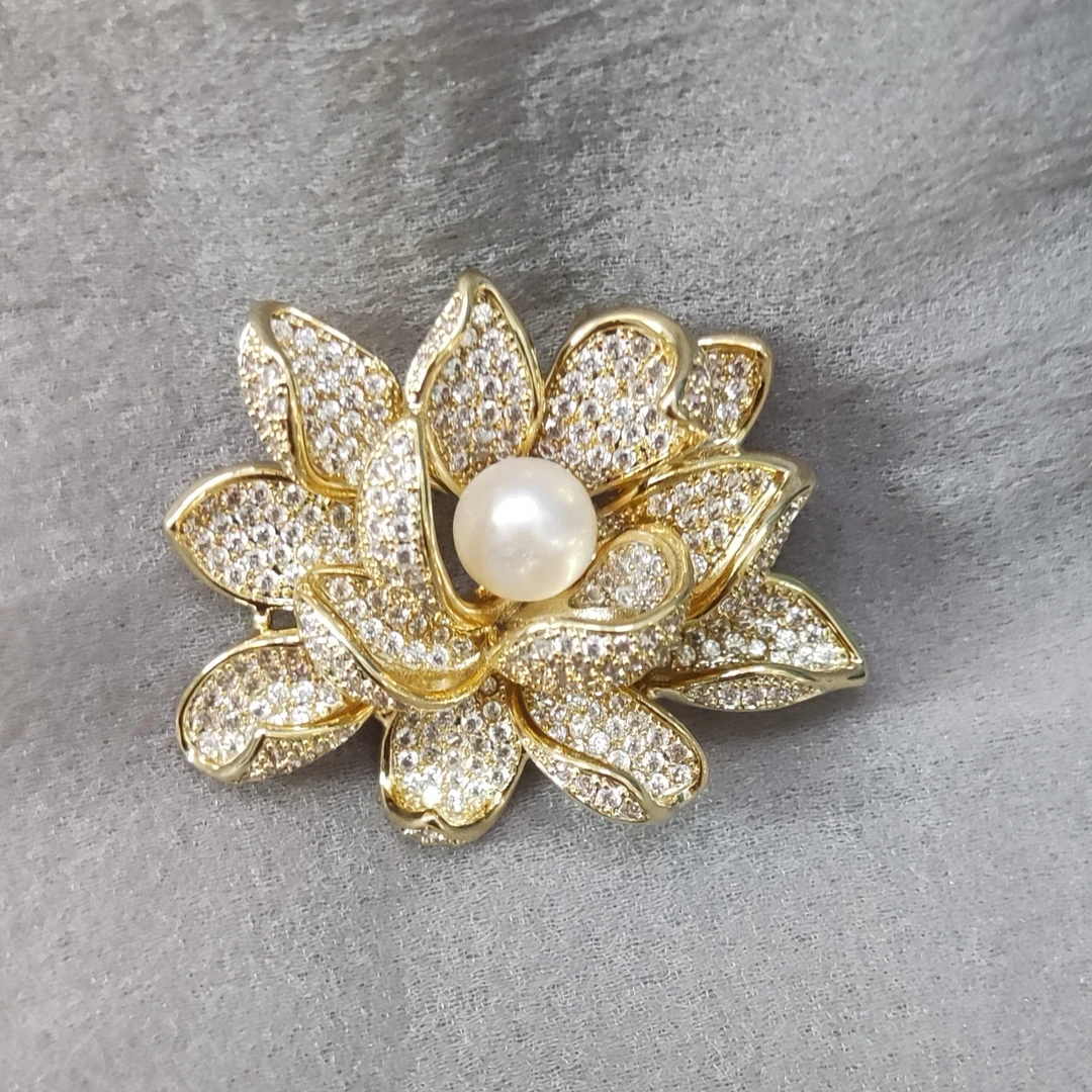铜合金合成锆石胸针 莲花胸针A611
