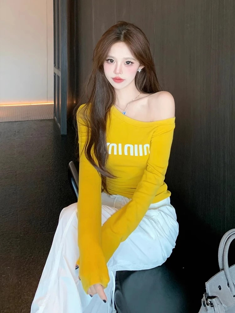 秋冬黄色辣妹斜肩字母印花收腰显瘦修身休闲百搭长袖T恤女生