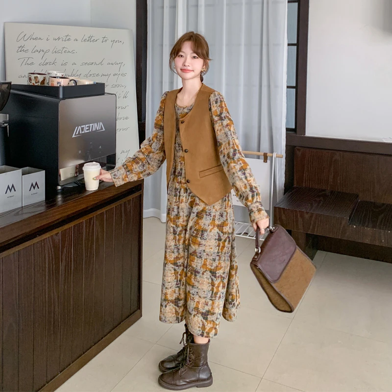 一整套春秋穿搭2025新款今年流行复古高级感韩系ootd马甲碎花长裙