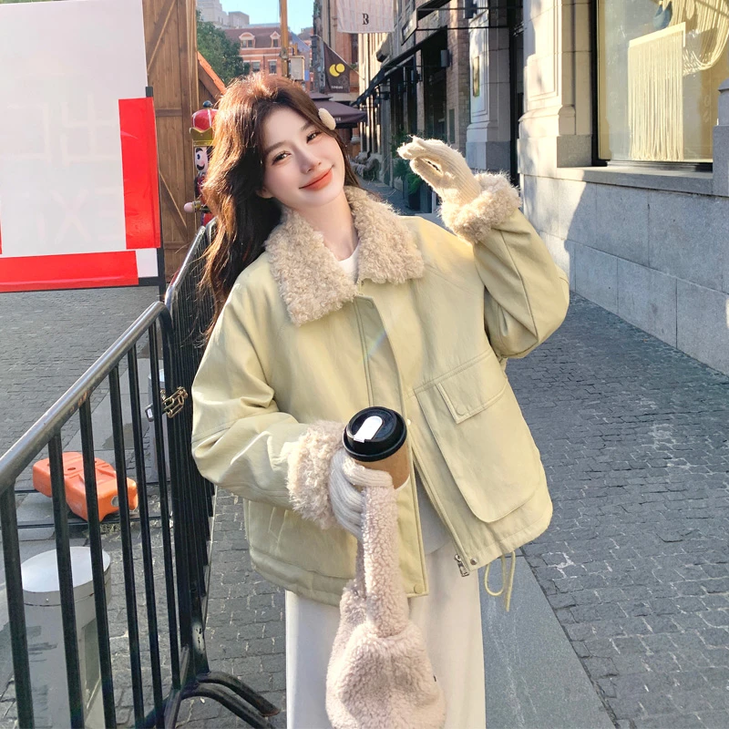 羊羔毛翻领羽绒服女2025冬季新款甜酷工装风高级感白鸭绒内胆外套