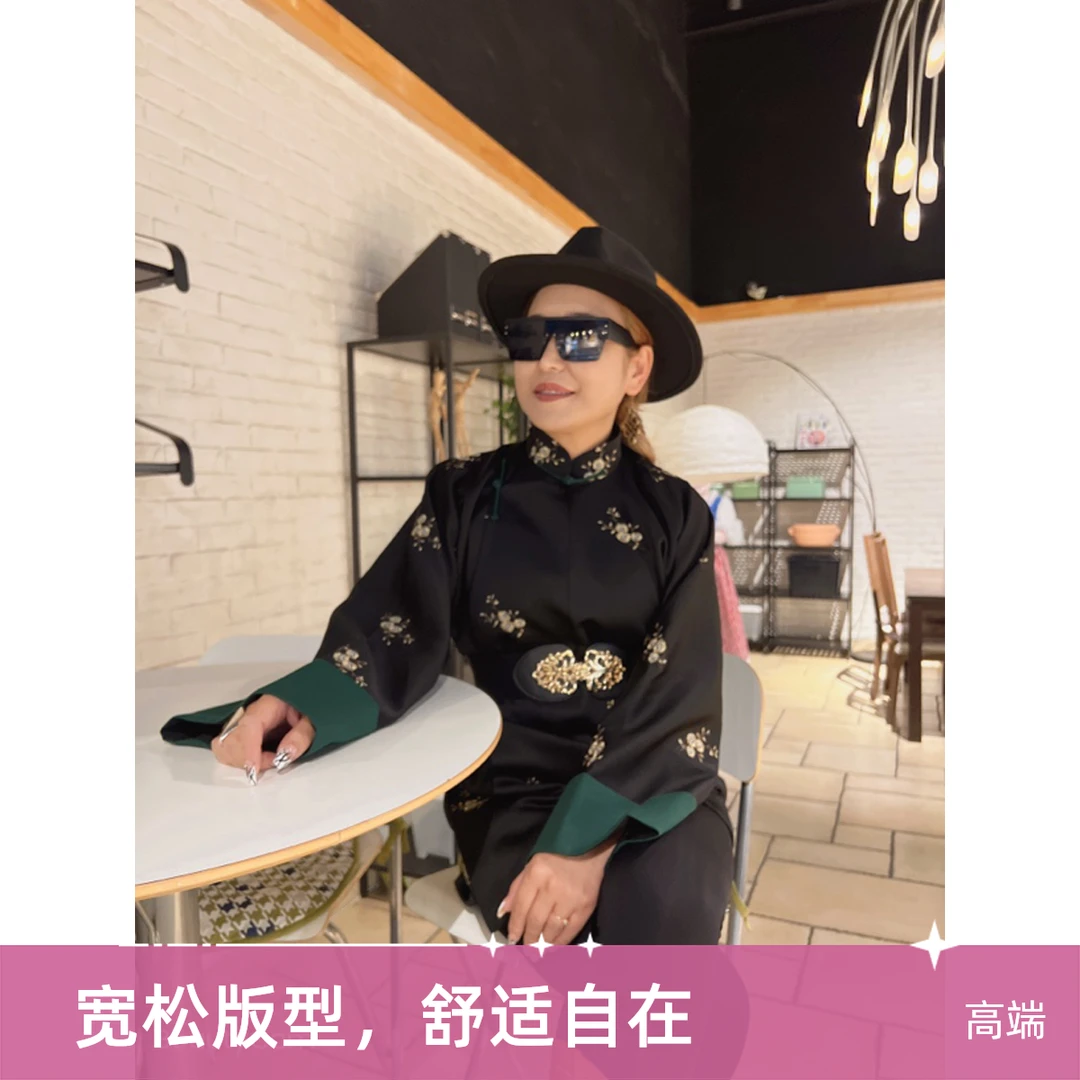 时尚黑色短款外套