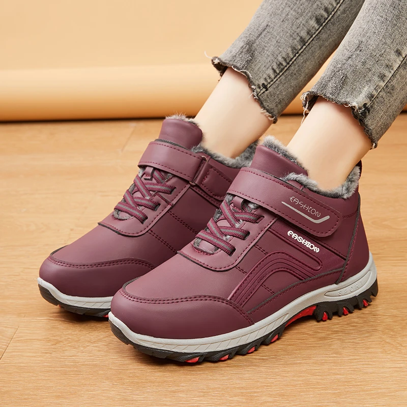 冬季新款加厚加绒妈妈棉靴防水防寒中老年靴子高腰防滑女士雪地靴