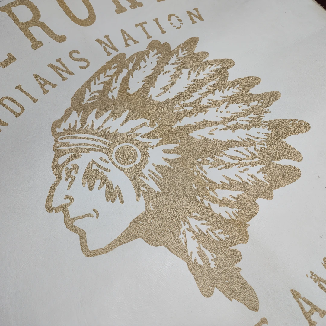 真皮挂饰印第安人物像激光镭射碳金色效果米白色底装饰背景图羊皮