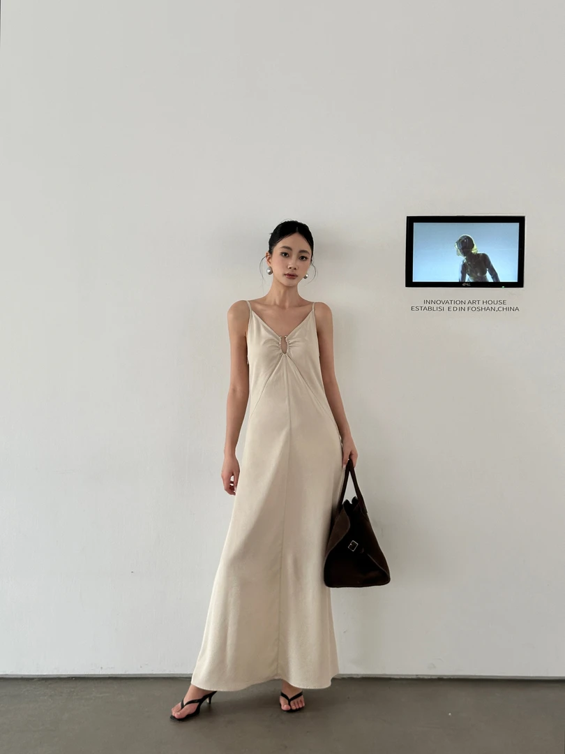 VENUIE新款法式V领高级性感露背吊带杏色无袖连衣裙05176