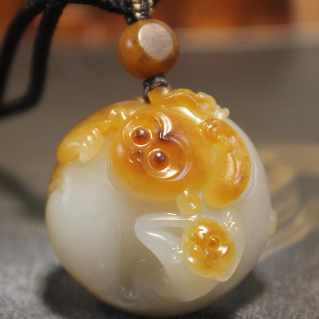 新疆和田玉 辈辈猴  枣红皮毛孔 老熟料 19克