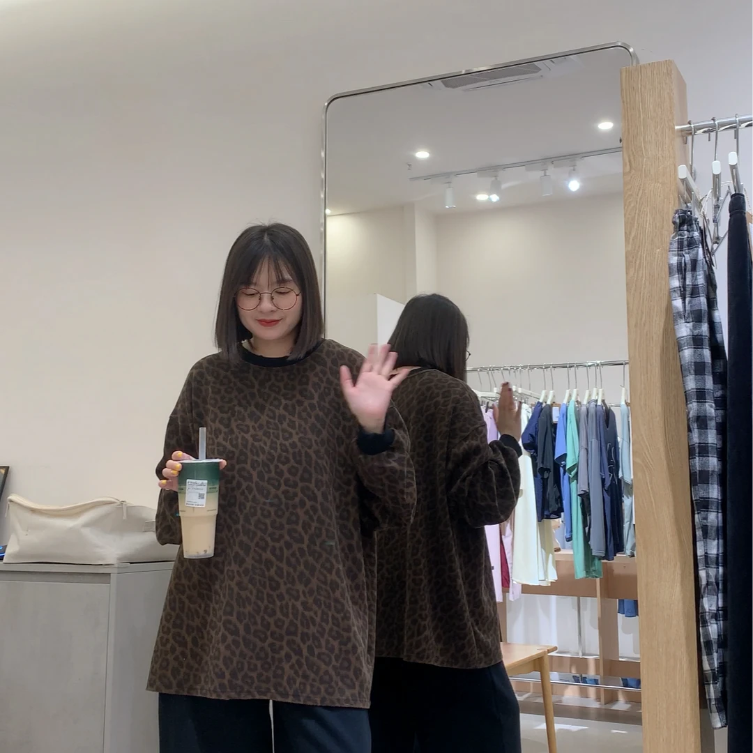 小众INS磨破设计大宽豹纹束口袖卫衣