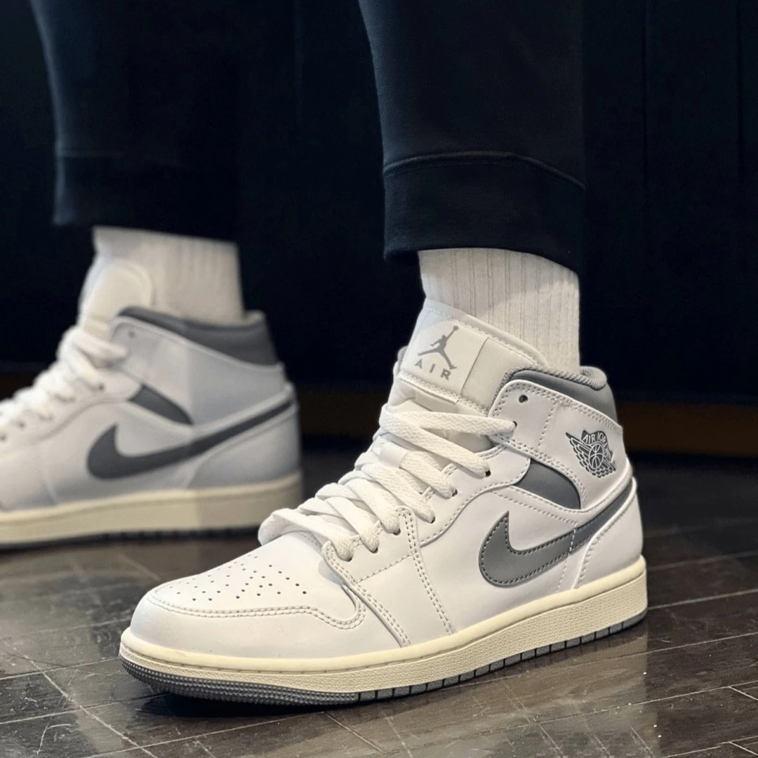 Air Jordan 1 mid AJ1 耐磨中帮复古男款白灰色篮球鞋 554724-135