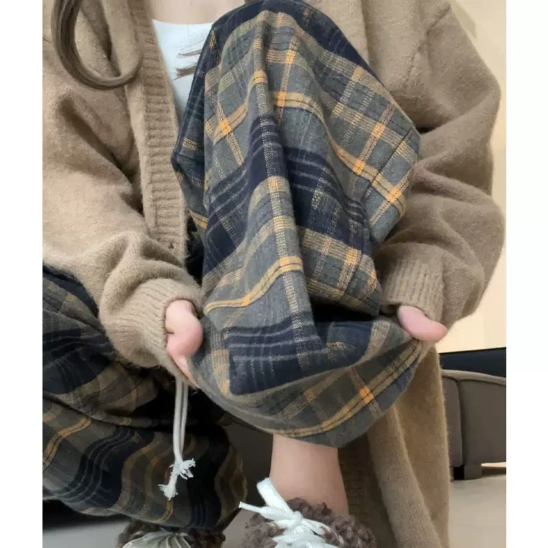 黄色格子裤子女秋冬季2024新款高腰垂感休闲裤显瘦复古加绒阔腿裤