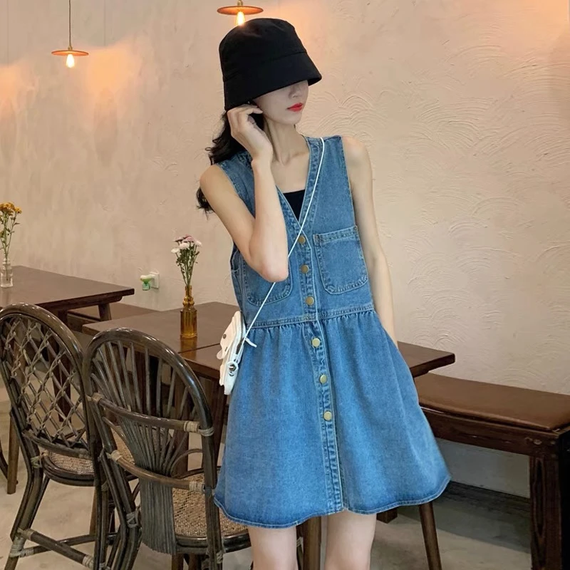 v领牛仔连衣裙女春夏季2024年新款宽松高腰休闲无袖别致背带裙子