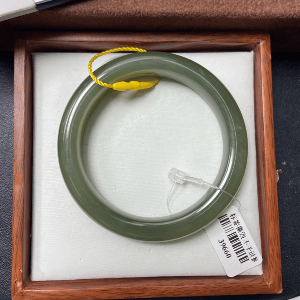 时尚美丽气质和田玉手镯微瑕 54/55