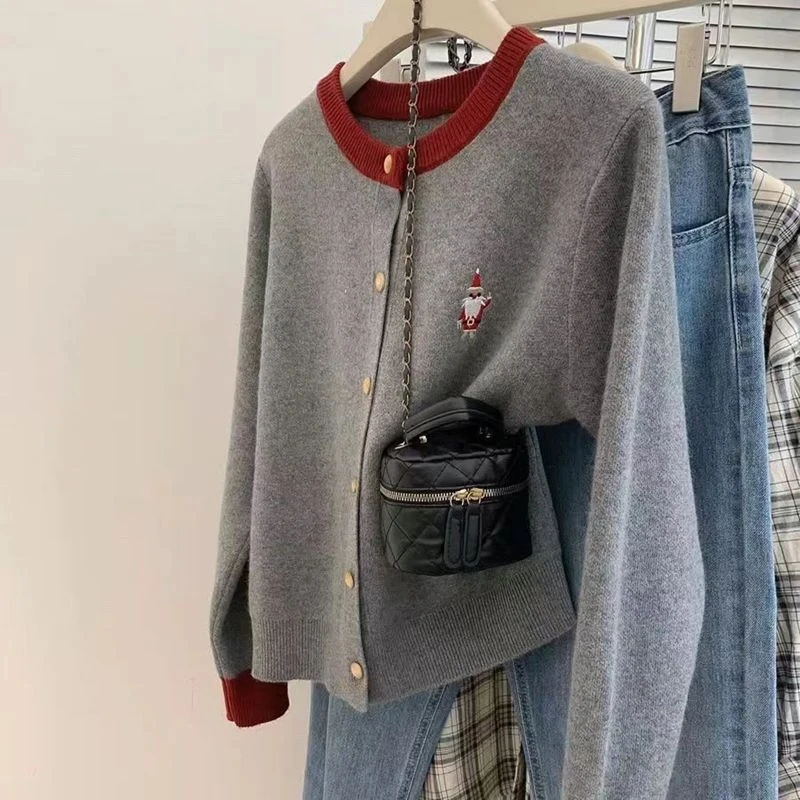 大码高级感撞色圆领刺绣针织开衫女秋冬季宽松显瘦慵懒风毛衣外套