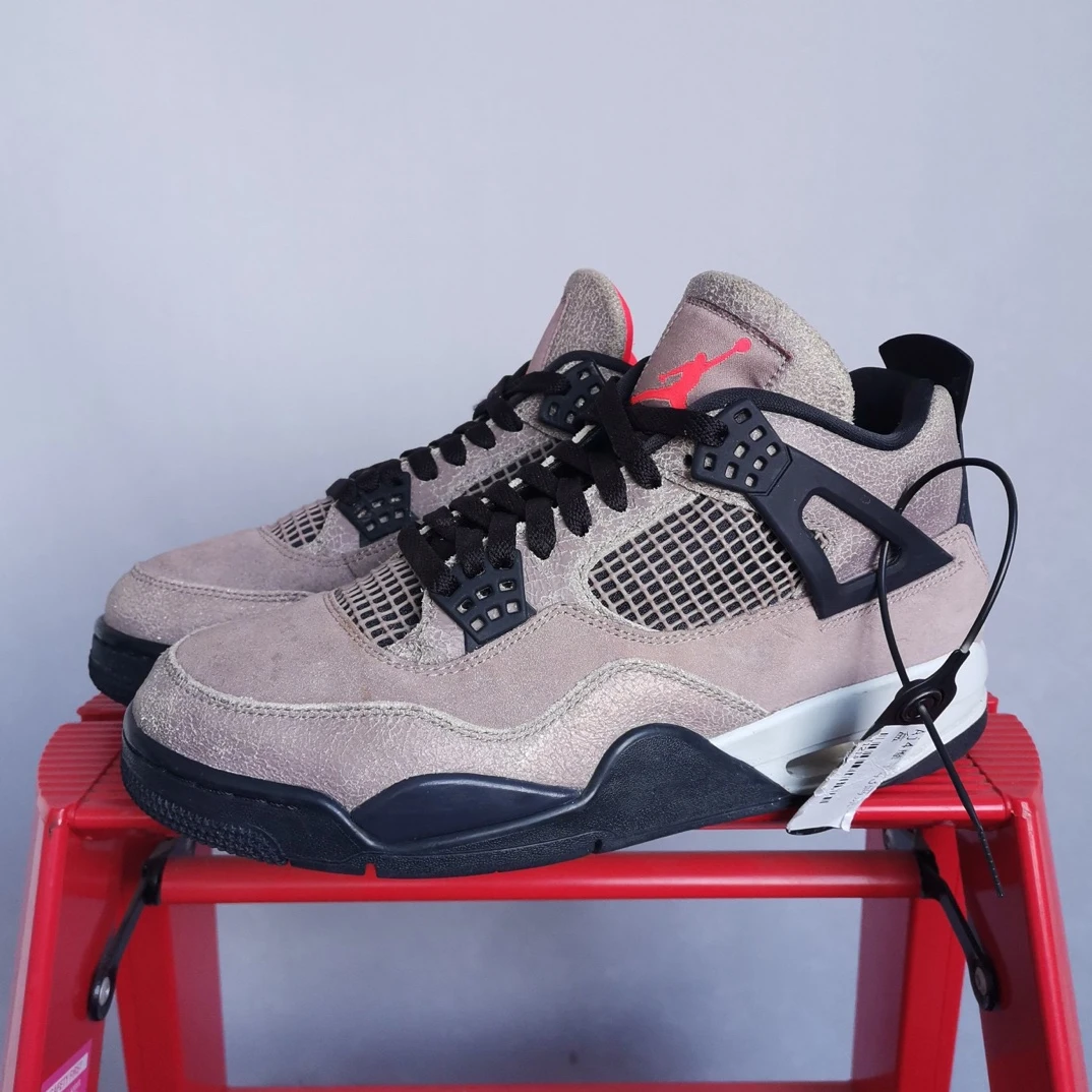 Aj4摩卡43码原盒  穿着不多 成色非常好 JJ1214