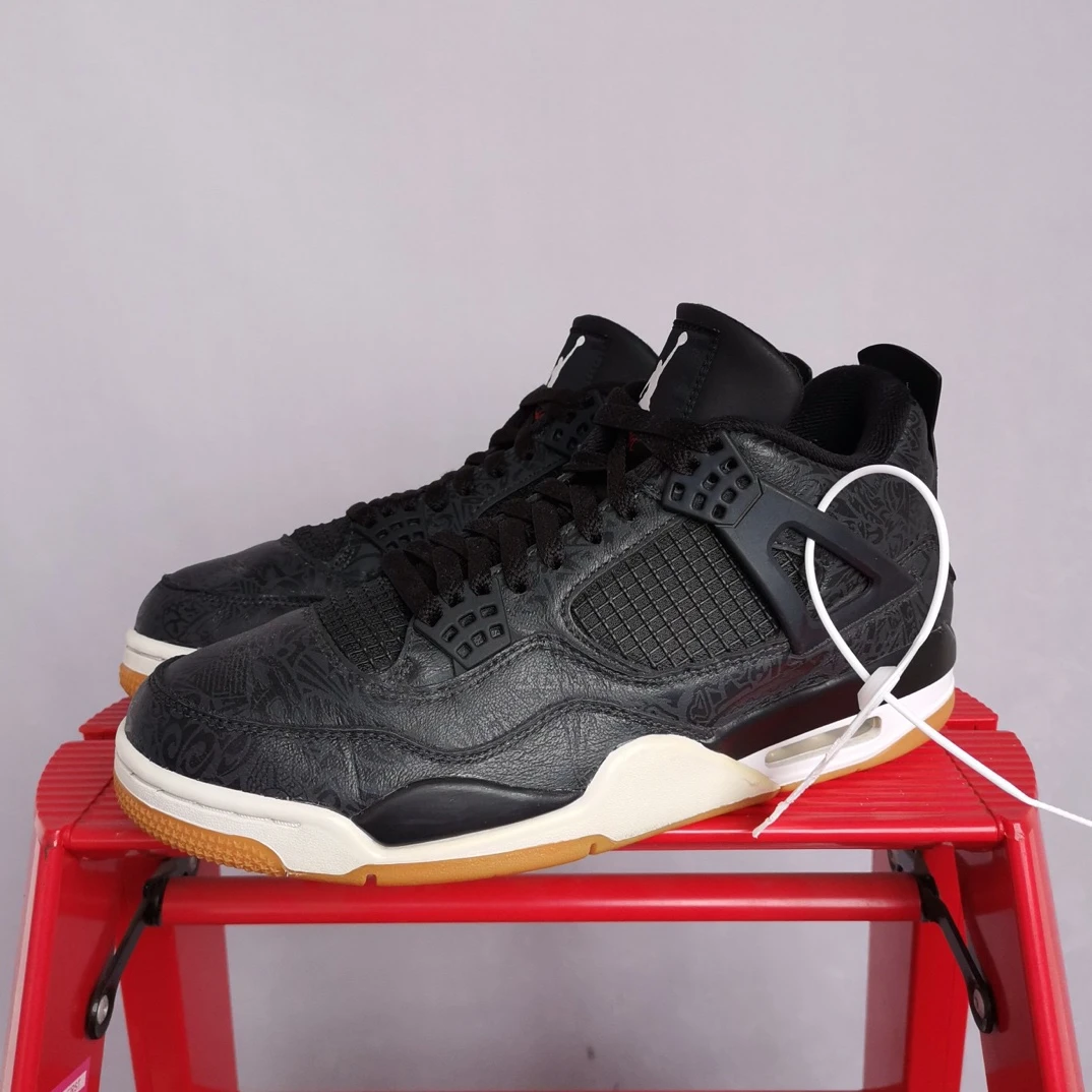 Aj4黑镭射44码 鞋面平整 自穿好成色 HH2406