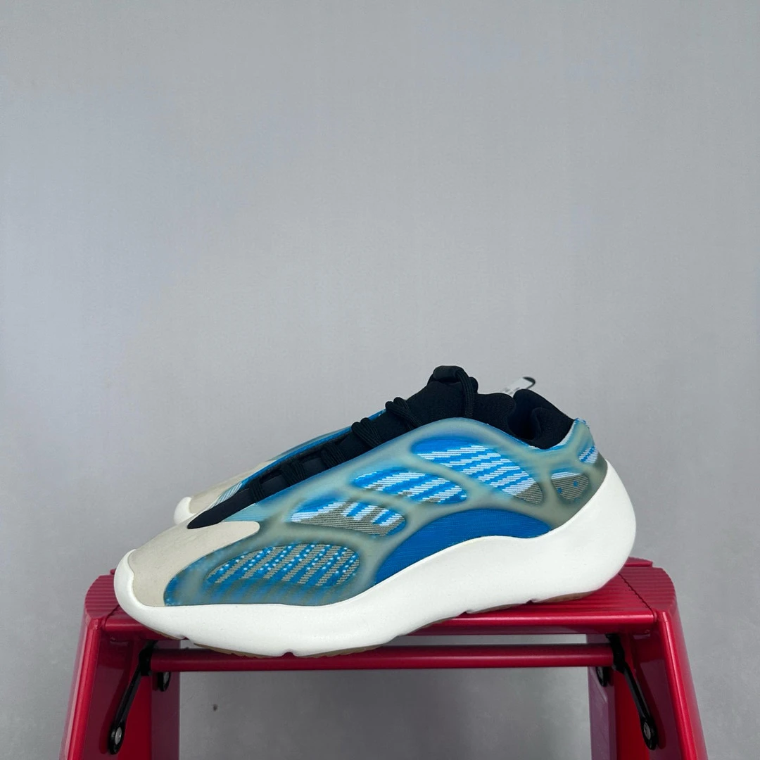 Yeezy700极光42.5码原盒  QQ0305休闲鞋
