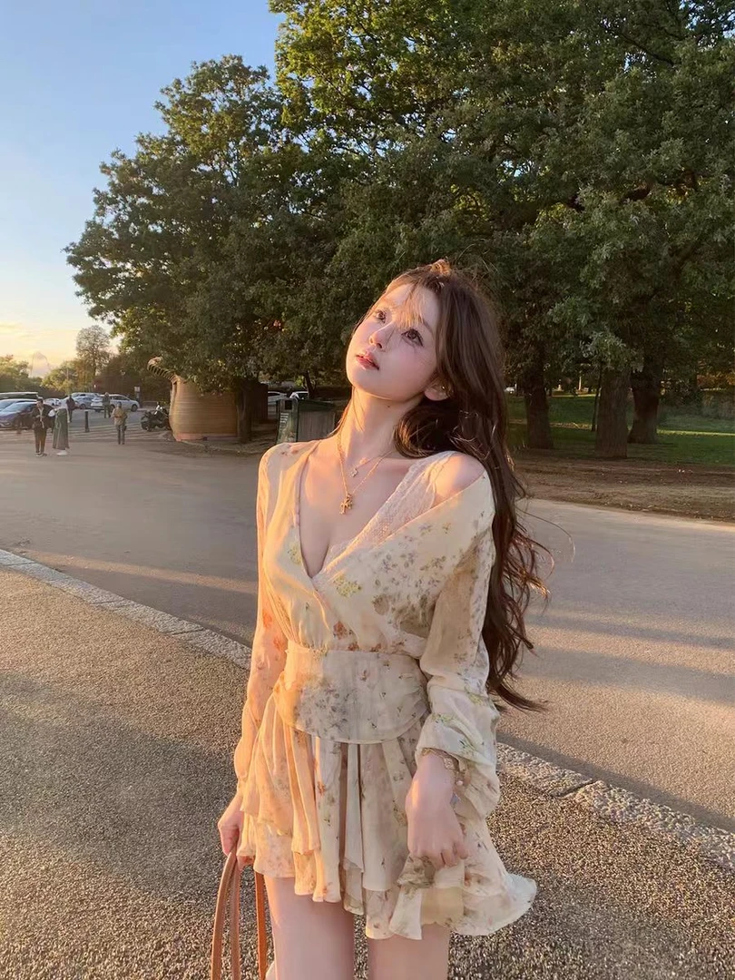 【海德公园】2024秋冬季新款设计感气质轻薄透气碎花荷叶连衣裙短裙