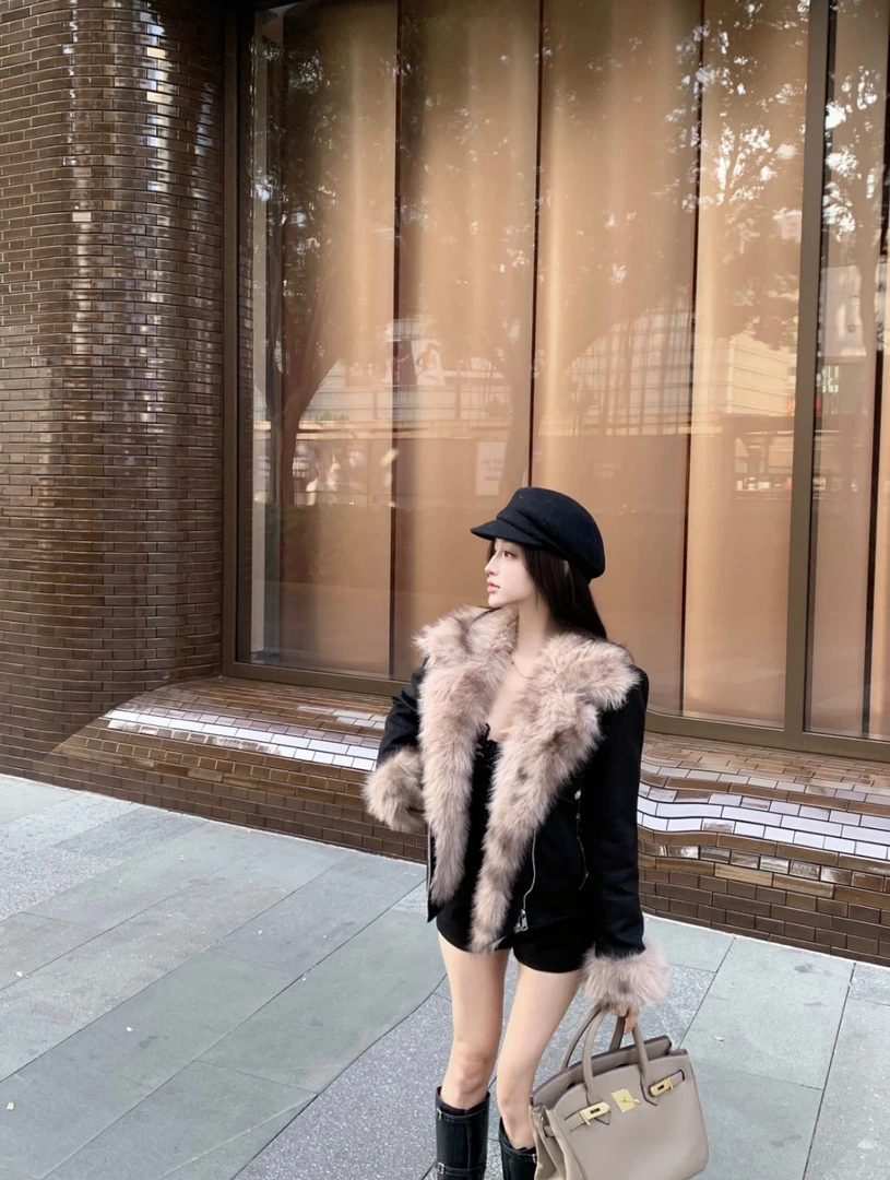 【欣可儿】2024冬季新款设计感气质黑色皮毛一体机车保暖时尚外套女