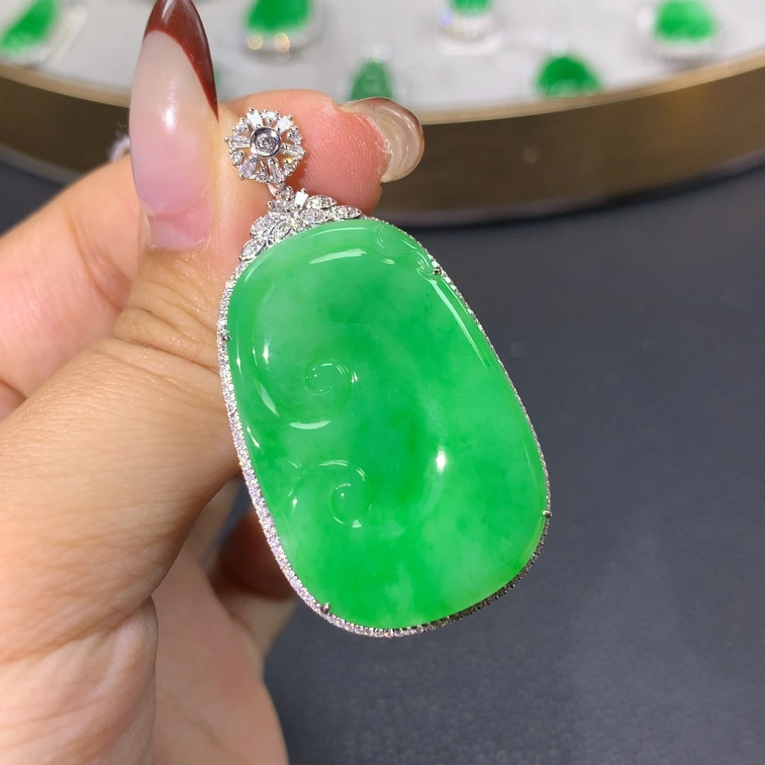 翡翠颈饰18K金镶嵌翡翠