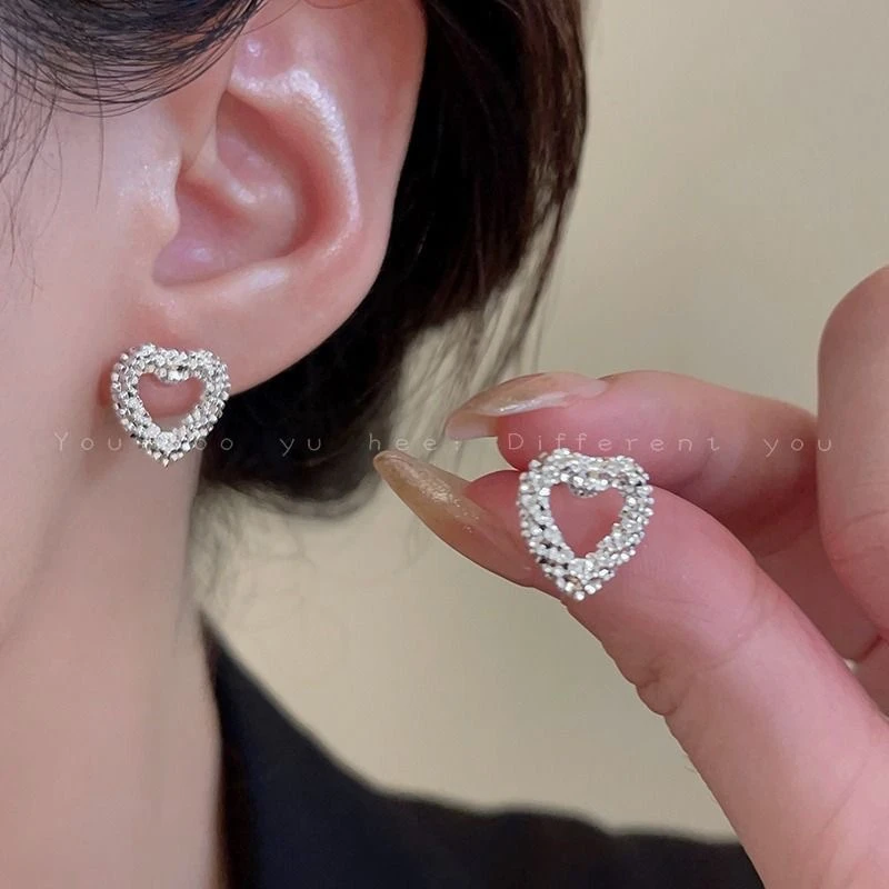 锌合金耳饰 镂空爱心耳钉女夏季轻奢小众高级感气质日常简约百搭
