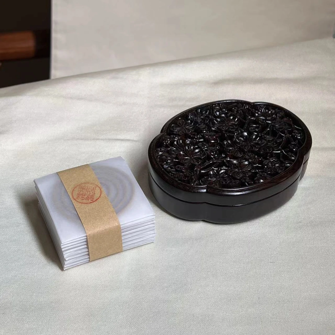 紫光檀 雕梅花 香盒（配10盘老山檀香） 258#