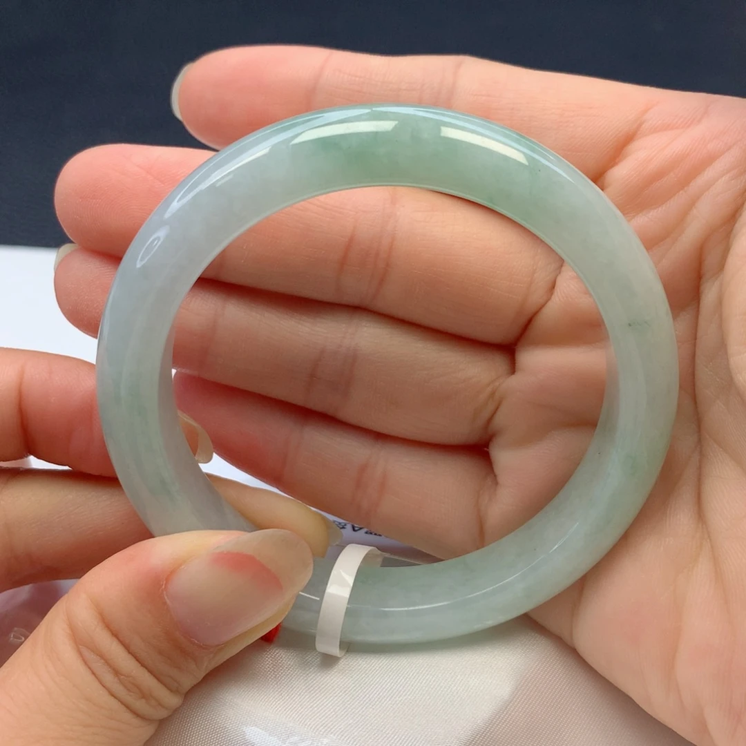 翡翠手镯未镶嵌56圈