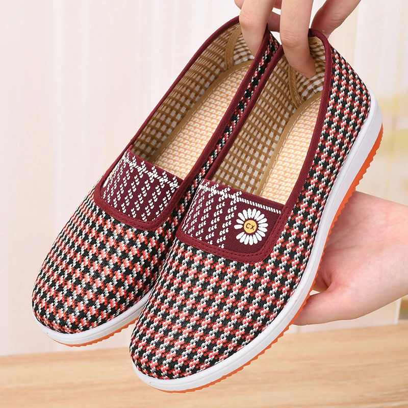 老北京布鞋女春秋单鞋休闲透气软底妈妈鞋平底轻便防滑浅口老人鞋